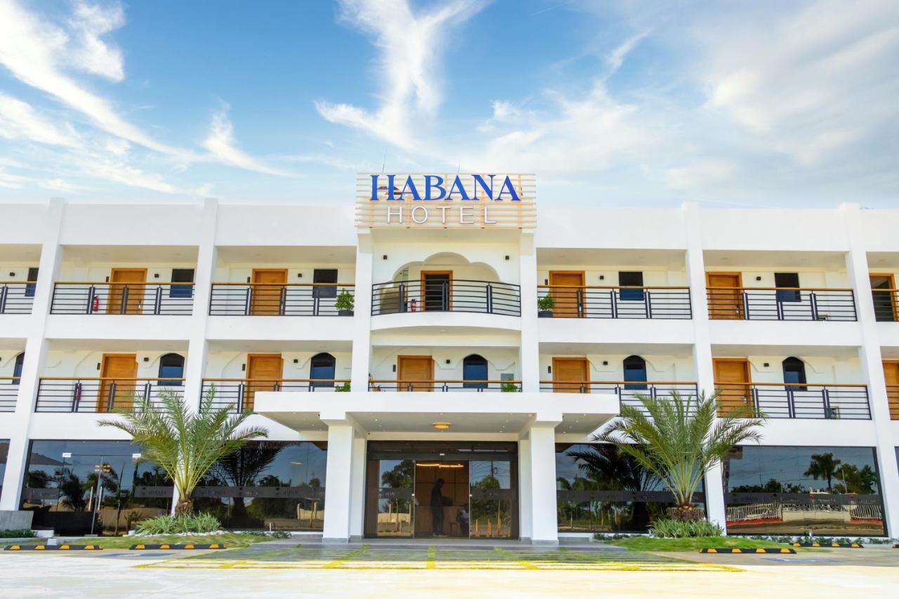 Habana Hotel Y Restaurante Higuey Exterior photo