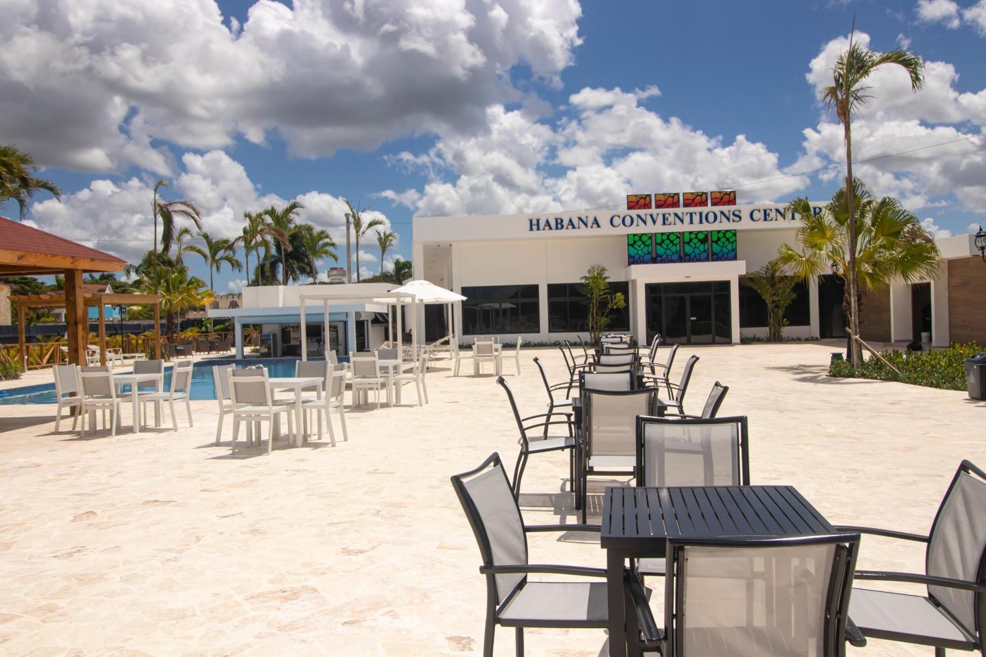 Habana Hotel Y Restaurante Higuey Exterior photo