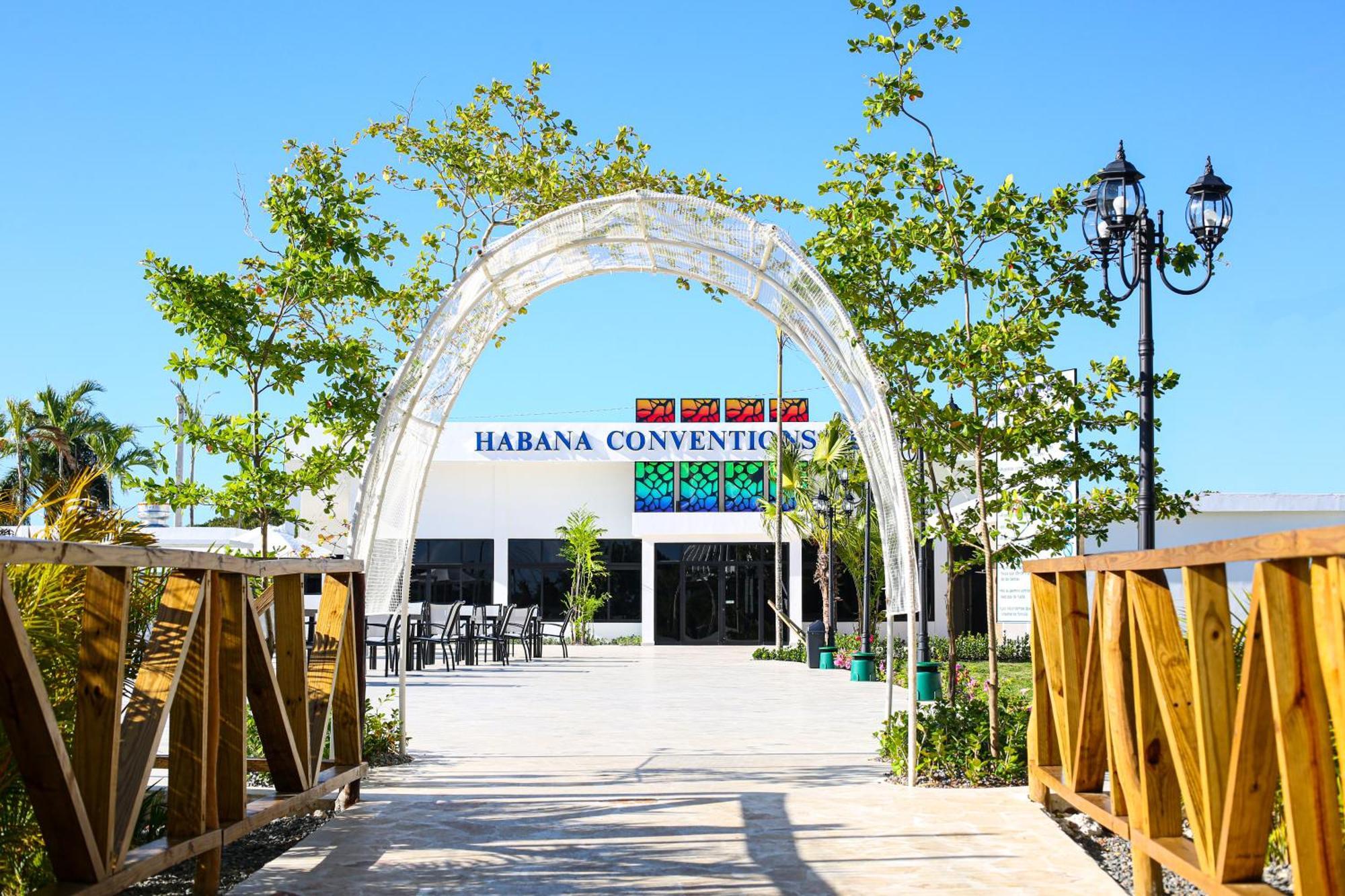 Habana Hotel Y Restaurante Higuey Exterior photo